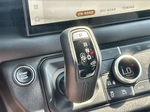 Used 2025 Land Rover Defender 130 X-Dynamic SE image 27