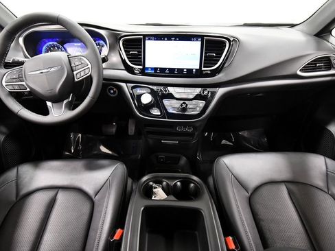 Used 2025 Chrysler Pacifica Select FWD image 3