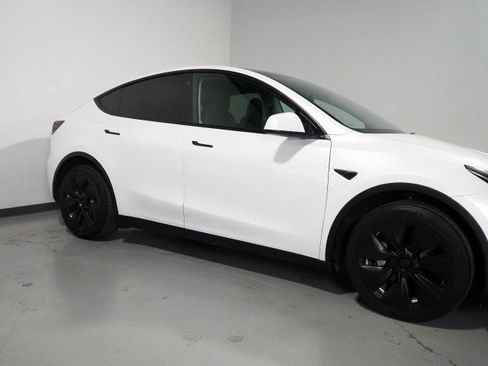 Used 2023 Tesla Model Y Long Range AWD/4WD image 44