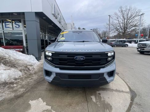 Certified 2025 Ford Expedition Active image 3