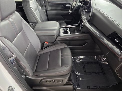 Used 2025 Chevrolet Suburban RST w/ RST Capability Package AWD/4WD image 32
