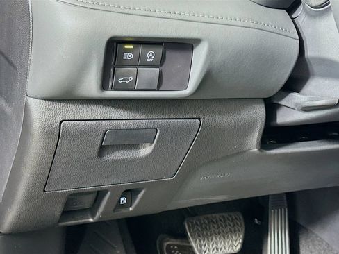 Used 2025 Toyota Highlander XLE FWD image 10