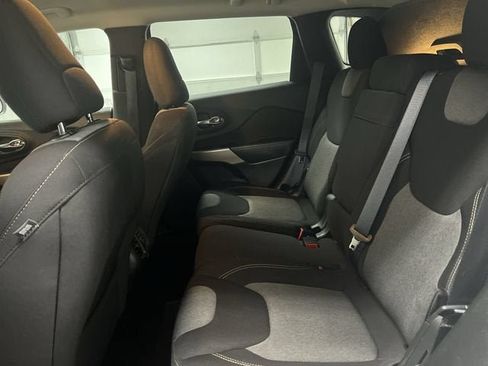 Used 2018 Jeep Cherokee Latitude w/ Safety Group AWD/4WD image 24