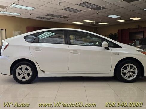 Used 2010 Toyota Prius Three image 3