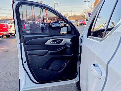 Used 2023 Chevrolet Traverse LT image 29