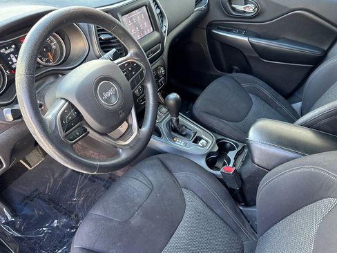 Used 2019 Jeep Cherokee Latitude w/ Popular Appearance Group image 4