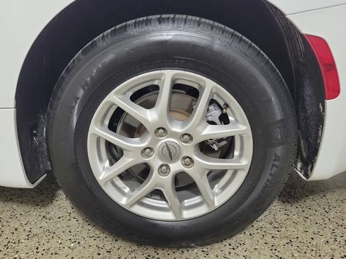 Used 2023 Chrysler Pacifica Touring-L FWD image 8