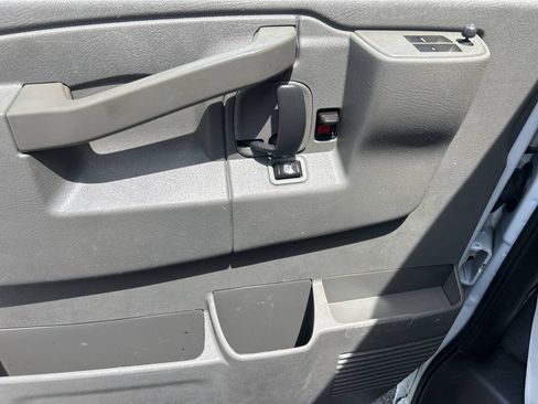 Used 2017 Chevrolet Express 2500 RWD image 10