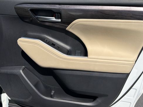 Certified 2025 Toyota Highlander Limited FWD image 20