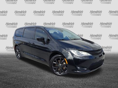 Used 2019 Chrysler Pacifica Touring Plus w/ S Appearance Package image 2