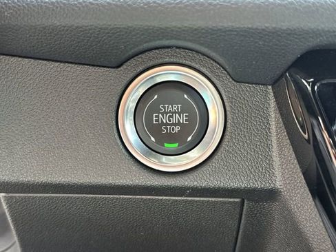 Certified 2025 Chevrolet Traverse LT FWD image 17