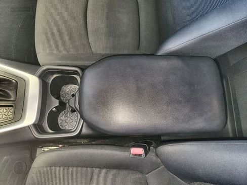 Used 2019 Toyota RAV4 LE w/ Carpet Mat Package image 21