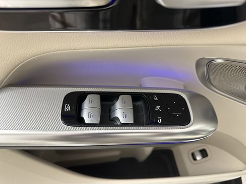 Used 2025 Mercedes-Benz GLC 300 4MATIC image 11