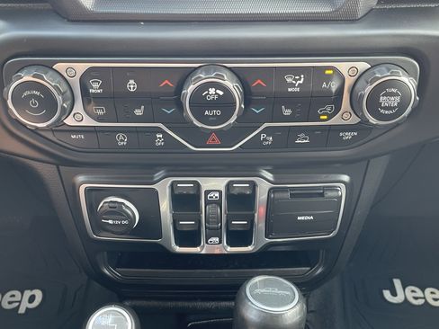 Used 2020 Jeep Gladiator Overland image 27
