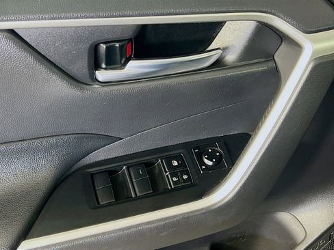 Used 2021 Toyota RAV4 XLE w/ Convenience Package image 12