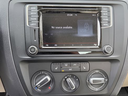 Used 2017 Volkswagen Jetta SE image 15