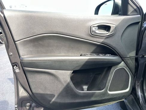Used 2018 Jeep Compass Latitude w/ Popular Equipment Group FWD image 19