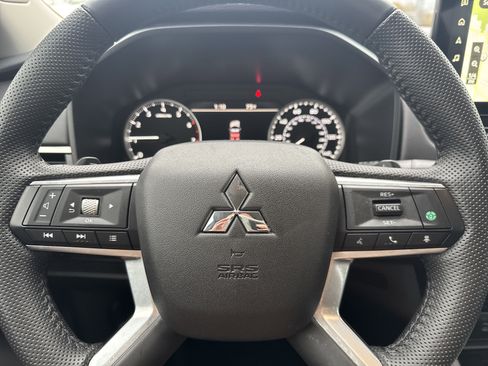 Used 2025 Mitsubishi Outlander SE image 10