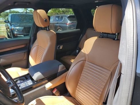 Used 2019 Land Rover Discovery HSE image 23