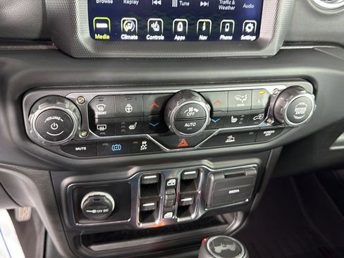 Used 2022 Jeep Wrangler Unlimited Sahara w/ Cold Weather Group AWD/4WD image 38