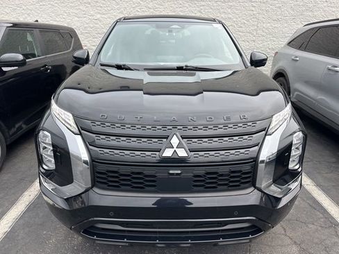 Used 2023 Mitsubishi Outlander SE image 2