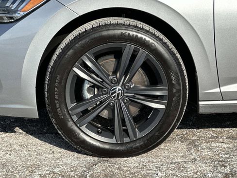 Used 2022 Volkswagen Jetta SE w/ Panoramic Sunroof Package image 9