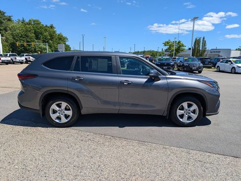 Used 2024 Toyota Highlander LE AWD/4WD image 7