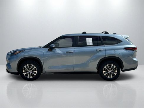 Certified 2024 Toyota Highlander XLE image 8