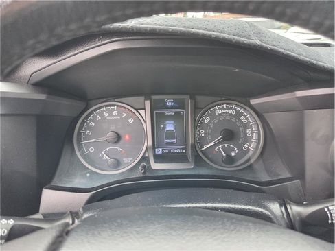 Used 2018 Toyota Tacoma TRD Off-Road w/ Technology Package image 17