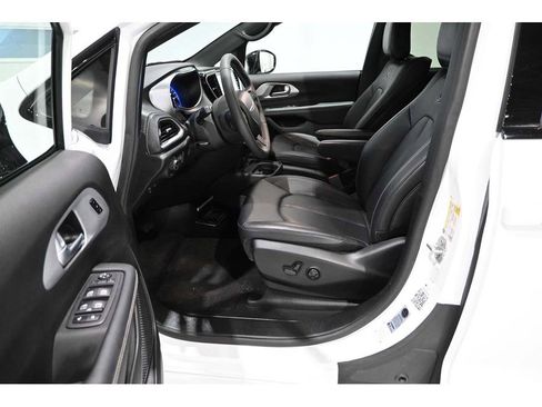 Used 2024 Chrysler Pacifica Touring-L w/ Uconnect Theater Family Group image 13