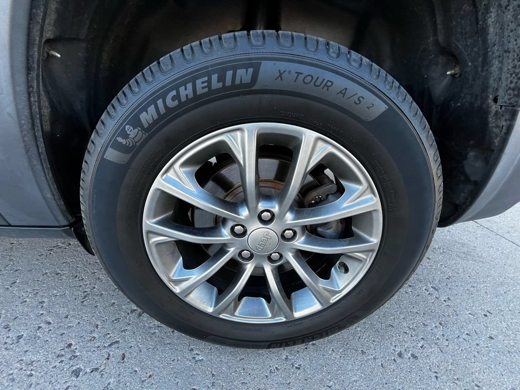 Used 2019 Jeep Cherokee Latitude Plus AWD/4WD image 28
