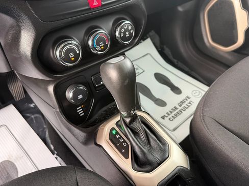 Used 2016 Jeep Renegade Latitude AWD/4WD image 20