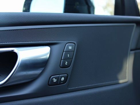 Used 2025 Volvo XC60 B5 Plus image 12