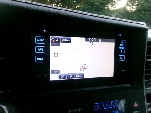 Used 2016 Toyota Sienna XLE Premium FWD image 2