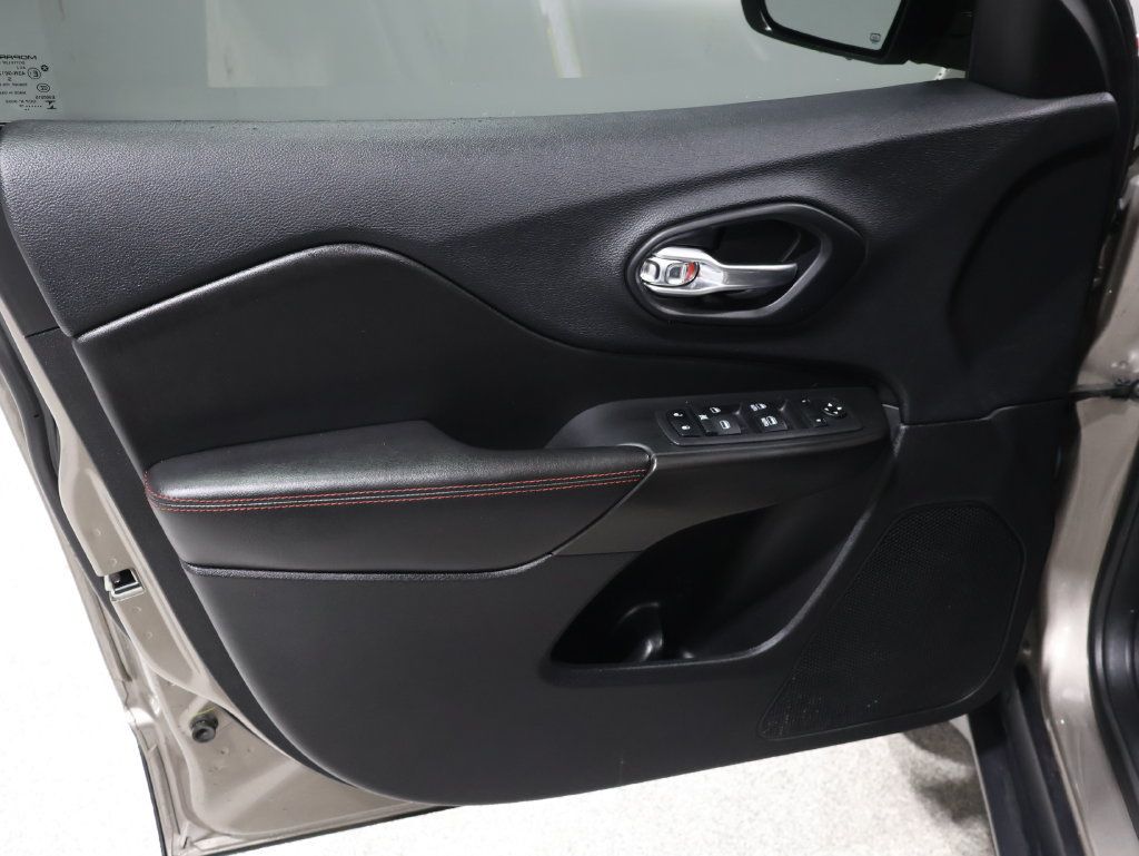 Used 2019 Jeep Cherokee Trailhawk w/ Cold Weather Group AWD/4WD image 13