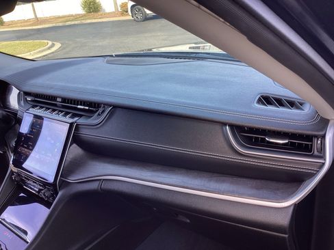 Used 2021 Jeep Grand Cherokee L Limited image 17