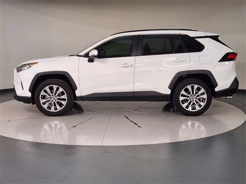 Used 2020 Toyota RAV4 XLE Premium image 5