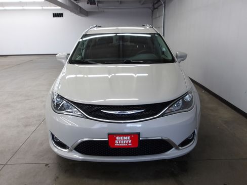 Used 2020 Chrysler Pacifica Touring-L FWD image 6