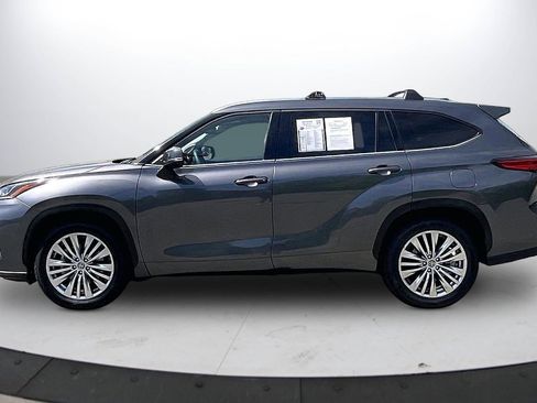 Used 2023 Toyota Highlander Platinum FWD image 6