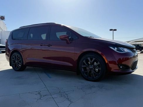 Certified 2018 Chrysler Pacifica Touring Plus w/ S Appearance Package FWD image 5