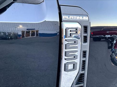 Used 2025 Ford F250 Platinum w/ Platinum Plus Package image 9
