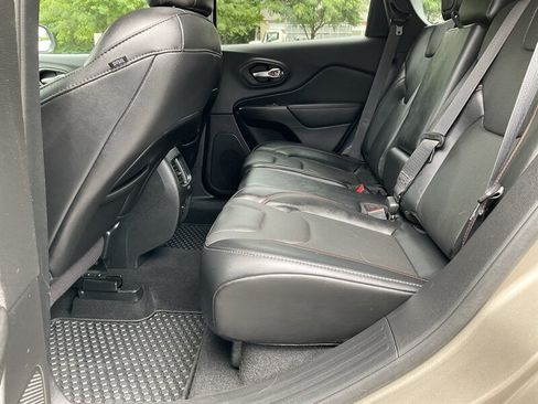 Used 2021 Jeep Cherokee Trailhawk w/ Premium Leather Package AWD/4WD image 15