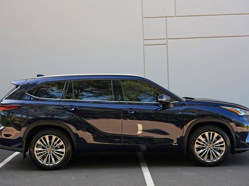 Used 2025 Toyota Highlander Platinum AWD/4WD image 58