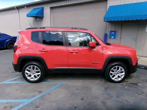 Used 2017 Jeep Renegade Latitude w/ Cold Weather Group image 6