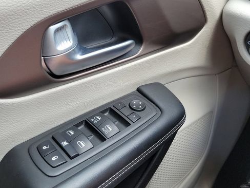 Used 2023 Chrysler Voyager LX FWD image 19