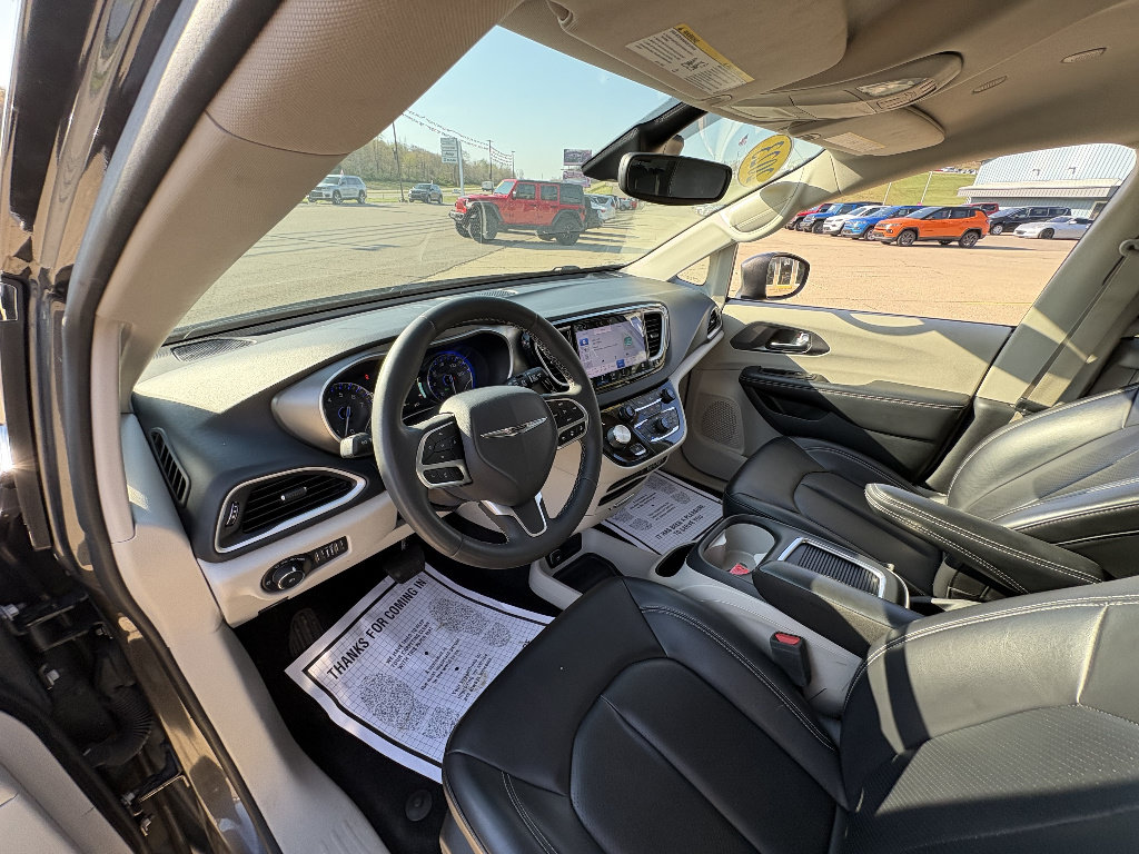 Used 2023 Chrysler Pacifica Touring-L FWD image 31