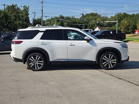 Used 2025 Nissan Pathfinder Platinum w/ Cargo Package AWD/4WD image 7