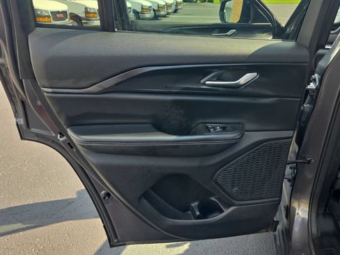 Used 2025 Jeep Grand Cherokee Altitude AWD/4WD image 18