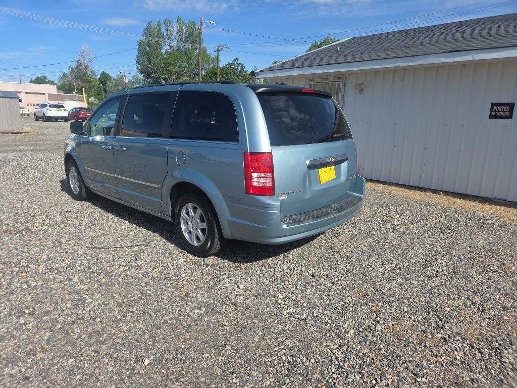 Used 2010 Chrysler Town & Country Touring FWD image 3