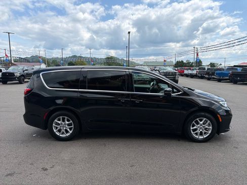 Used 2025 Chrysler Pacifica Select FWD image 21